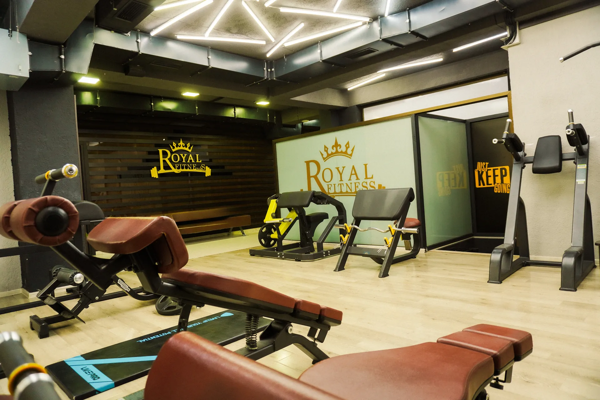 Free weights and training benches at Temka